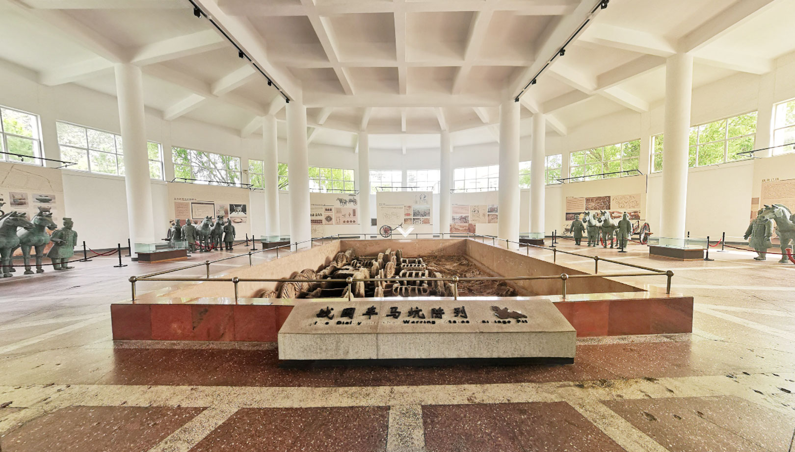 战国车马坑陈列.jpg