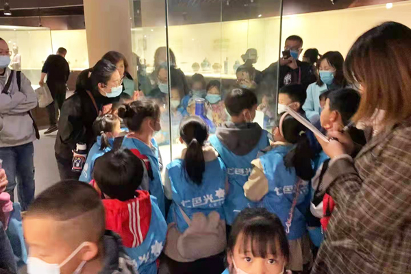 七色光教育学校师生走进长治博物馆