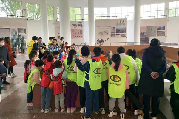 陶沙坊美术学校师生到长治市博物馆写生